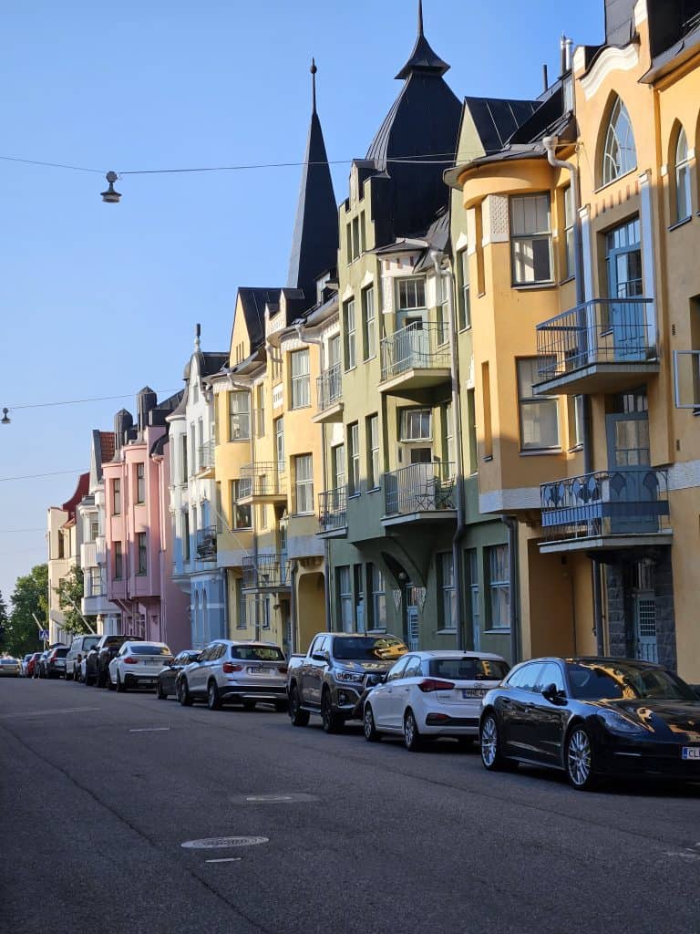 Värikäs katunäkymä Huvilakadulla Helsingissä. Kuvassa jugend-tyylisiä asuinrakennuksia ja kesäinen kaupunkimaisema Ullanlinnan alueella. Kaupunkien arkkitehtuuria ja kaupunkimaisemia esitteleviä valokuvia. Kuva: Kari Haukka.