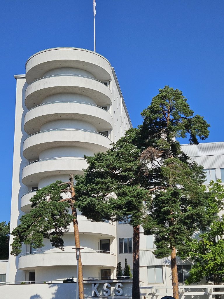 Näkymä Tilkan alueelle Pikku Huopalahdessa Helsingissä. Kuvassa rakennuksia, puistoaluetta ja kaupunkirakennetta. Kuva: Kari Haukka.