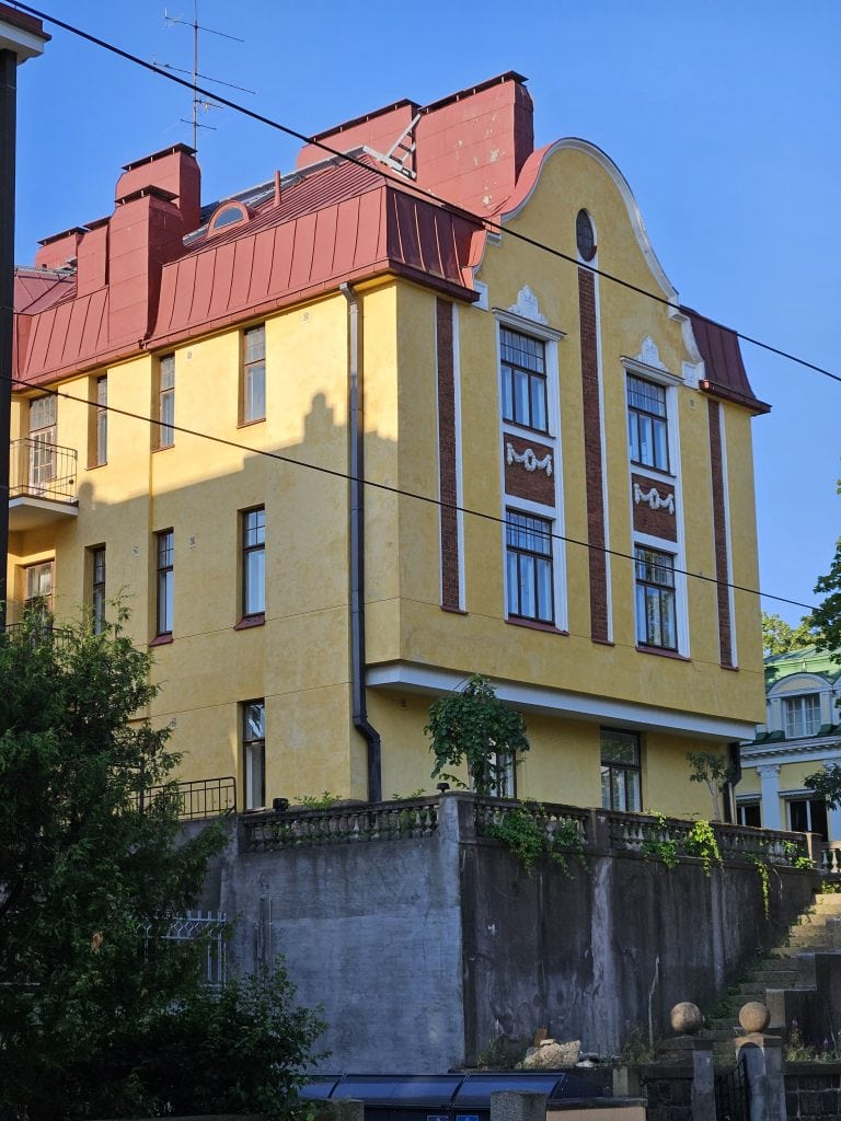 Rakennus Edelfeltintiellä Helsingissä, kuvattuna Tehtaankadun puolelta. Kuvassa Eiran alueen kaupunkirakennetta ja asuinarkkitehtuuria — kuvattu vuonna 2025.