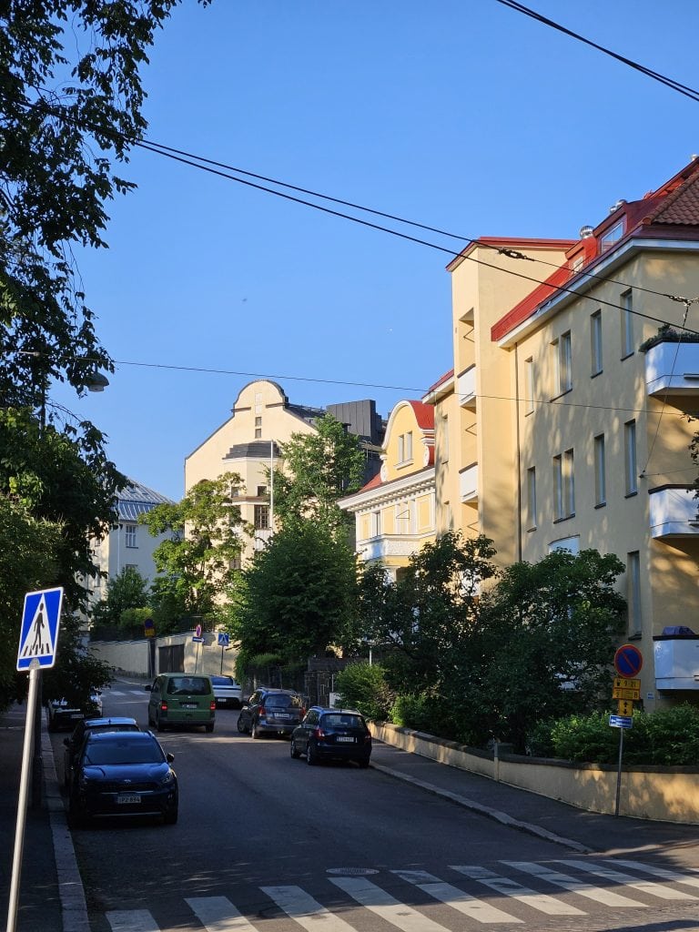 Armfeltintien katunäkymä Eiran kaupunginosassa Helsingissä. Kuvassa jugend-tyylisiä rakennuksia, puistoelementtejä ja vehreää kaupunkiluontoa — kuvattu vuonna 2025.