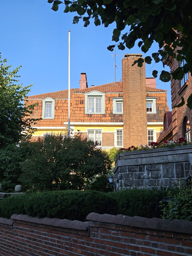 Jugend-tyylinen rakennus Armfeltintiellä Eiran kaupunginosassa Helsingissä. Katunäkymä ja puistoaluetta Juhani Ahon puiston laidalla. Kuva: Kari Haukka.