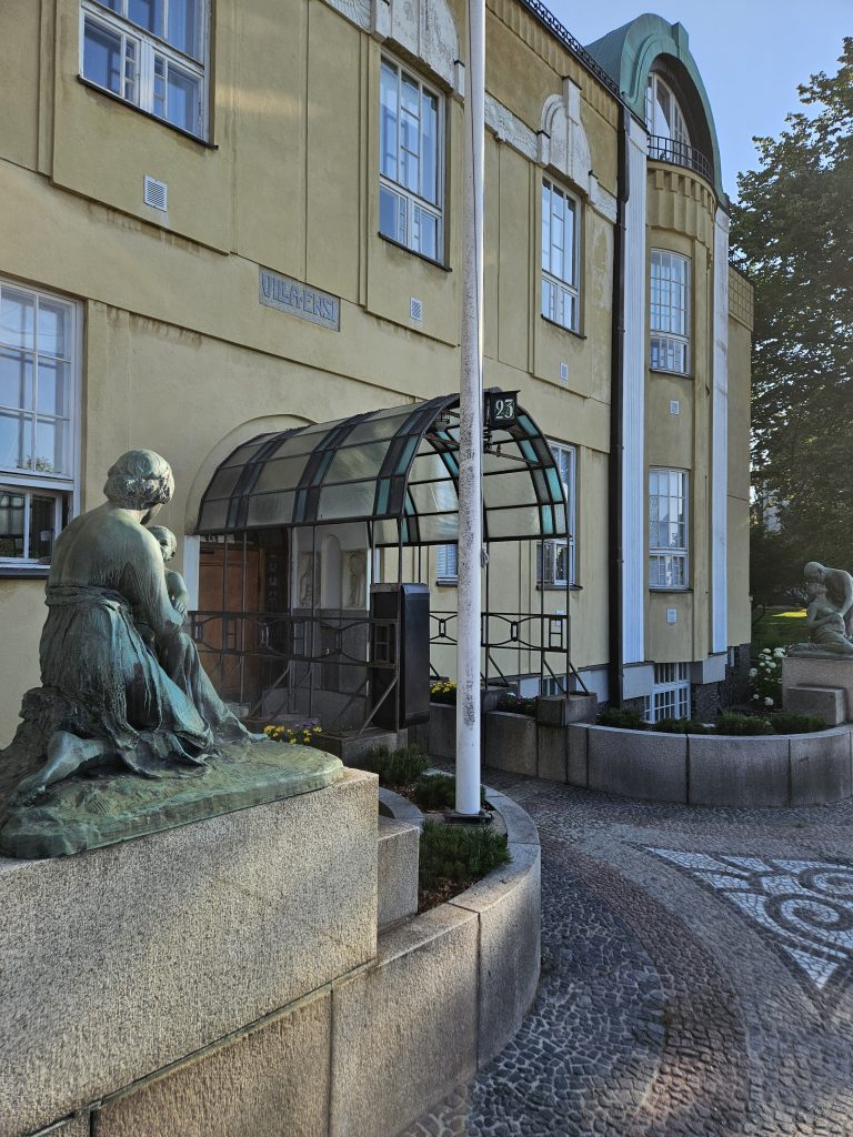 Villa Ensi -rakennus Merikadulla Eiran kaupunginosassa Helsingissä. Kuvassa jugend-arkkitehtuuria, katunäkymää ja kaupunkirakennetta — kuvattu vuonna 2025.