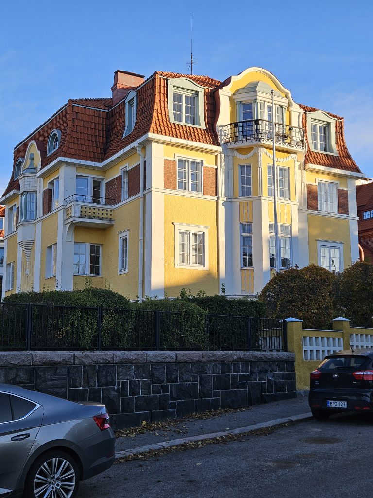 Jugend-style corner building with ornate balconies and sculpted stonework at Armfeltintie 6 in Eira, Helsinki — documented in 2025.